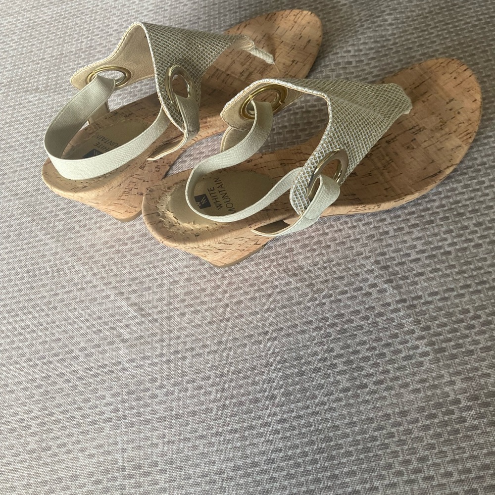 White mountain. Women’s stylish wedge sandals. Barely worn. - Picture 3 of 5